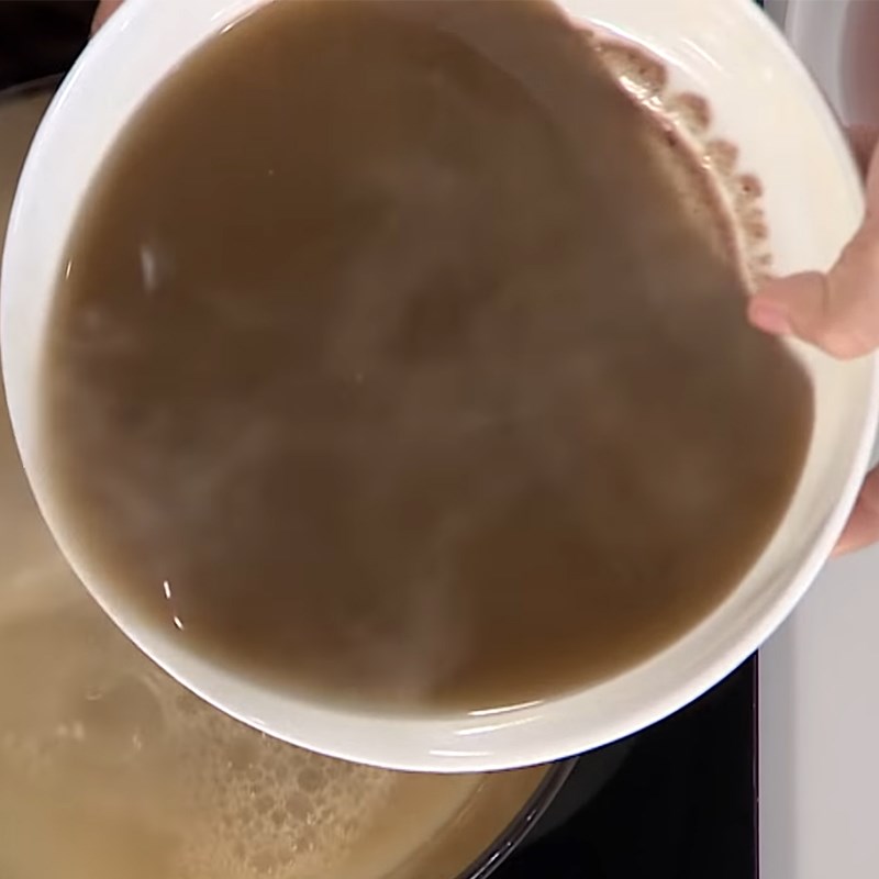Step 3 Make crab broth for crab noodle soup