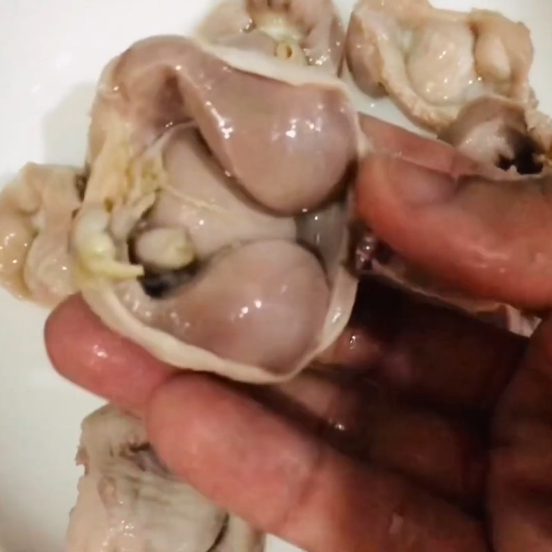 Step 1 Preparing chicken gizzards Gizzards braised with pepper