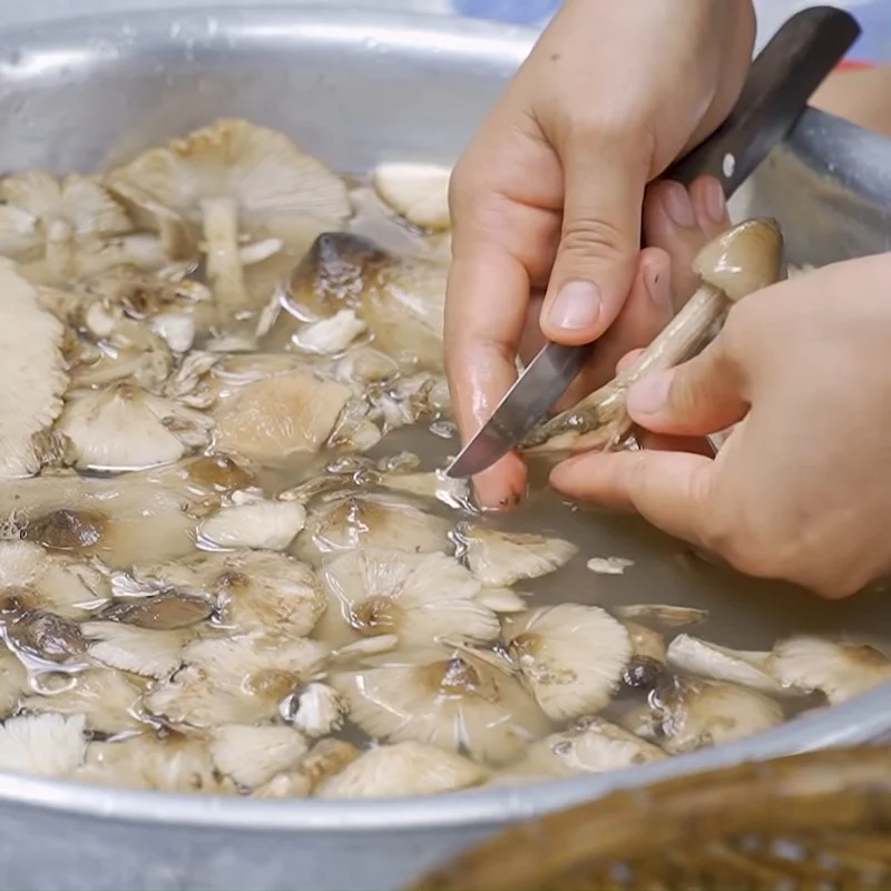 Step 1 Prepare the mushrooms for Beef Mushroom Porridge