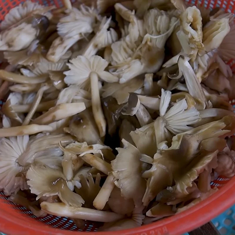 Step 1 Prepare the mushrooms for Beef Mushroom Porridge