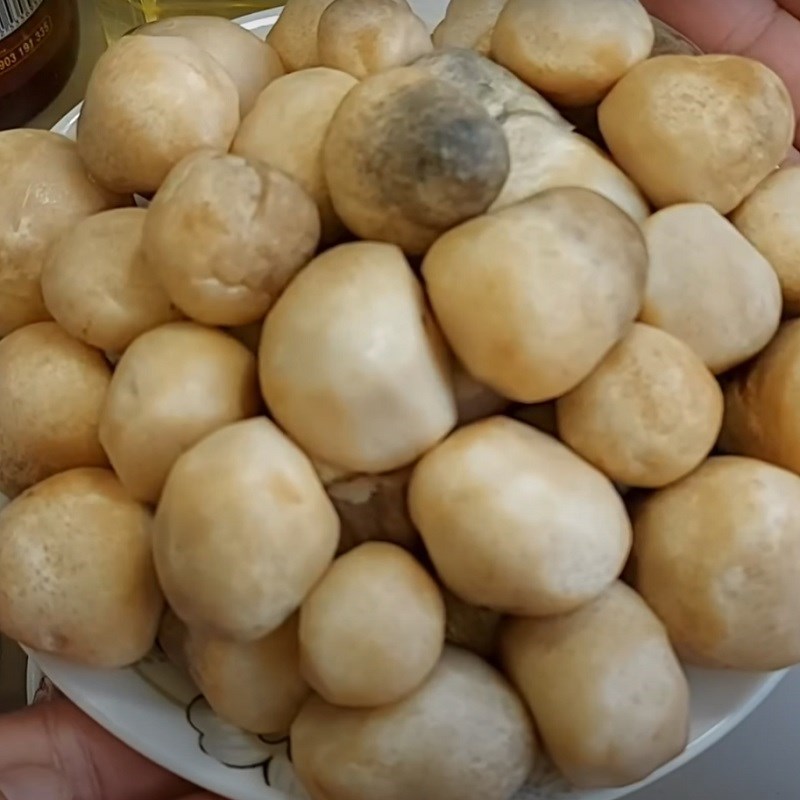 Step 1 Prepare straw mushrooms Stir-fried straw mushrooms