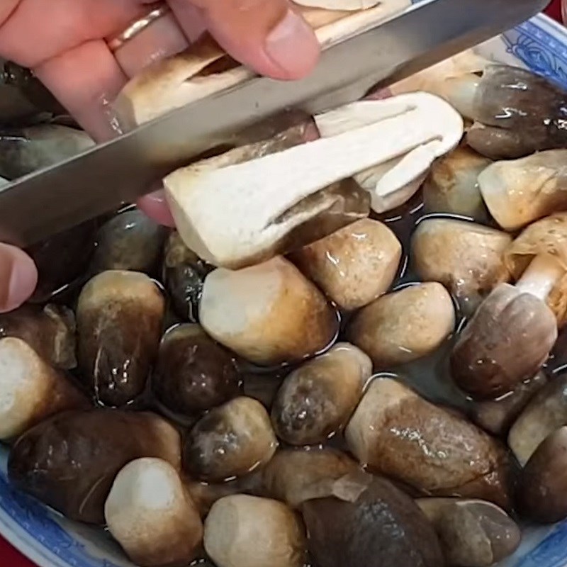 Step 1 Prepare the straw mushrooms for Stir-fried Straw Mushrooms with Satay
