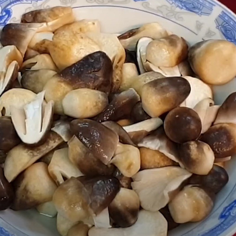 Step 1 Prepare straw mushrooms Stir-fried straw mushrooms with satay