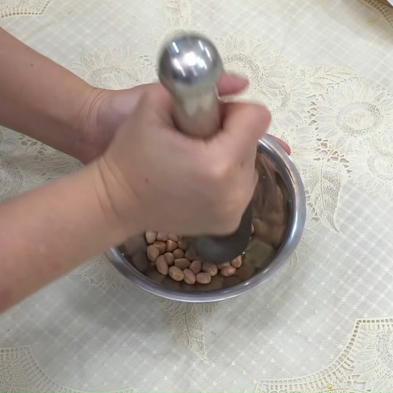 Step 1 Prepare the shallots and peanuts Phu Chiem Quang Noodles