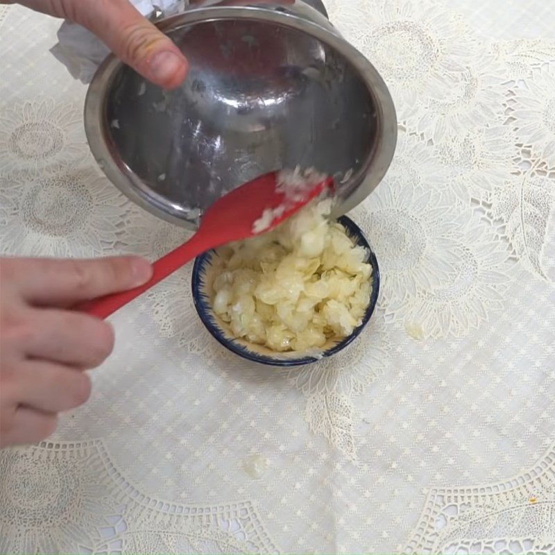 Step 1 Prepare the shallots and peanuts Phu Chiem Quang Noodles