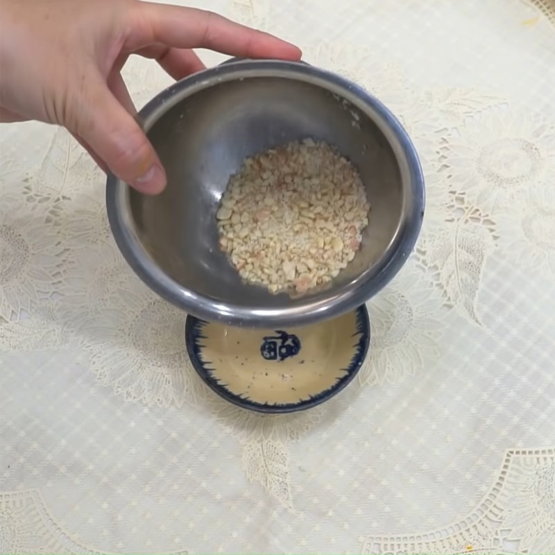Step 1 Prepare the shallots and peanuts Phu Chiem Quang Noodles