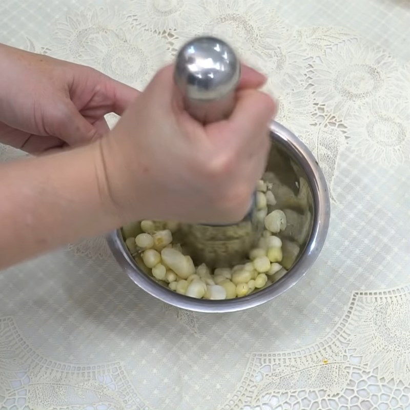 Step 1 Prepare the shallots and peanuts Phu Chiem Quang Noodles