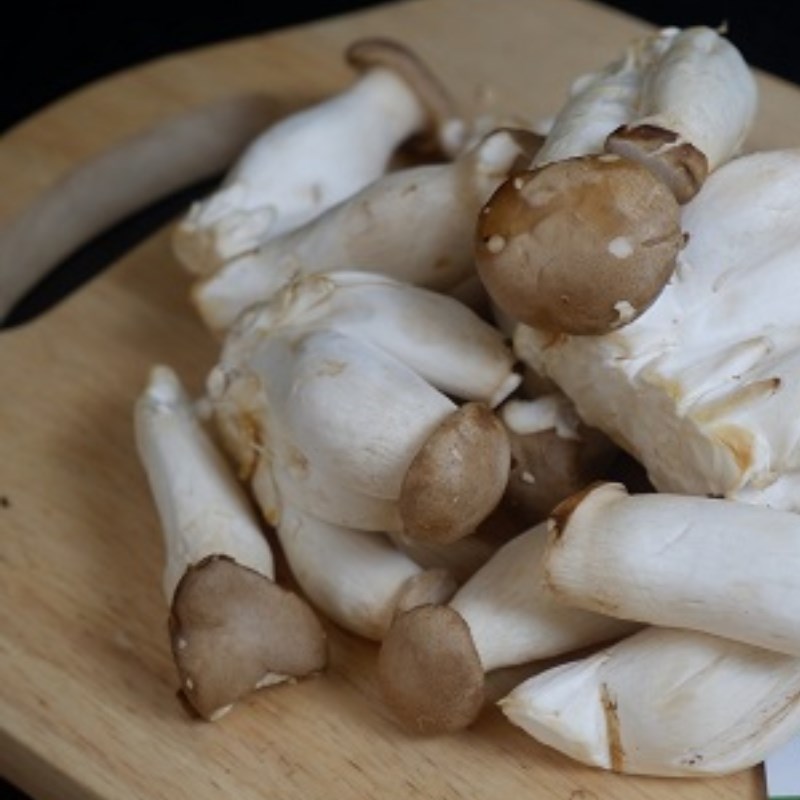 Step 1 Prepare the ingredients for Salted Chicken Leg Mushrooms