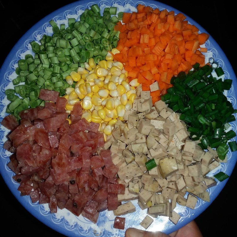 Step 1 Prepare the ingredients for colorful fried rice