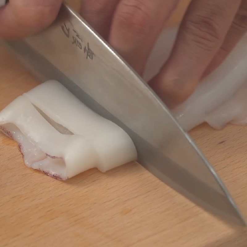 Step 2 Preparing squid for fried squid bento