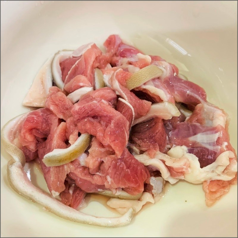 Step 1 Prepare the ingredients for Stir-fried goat meat with betel leaves (Recipe shared from a user)