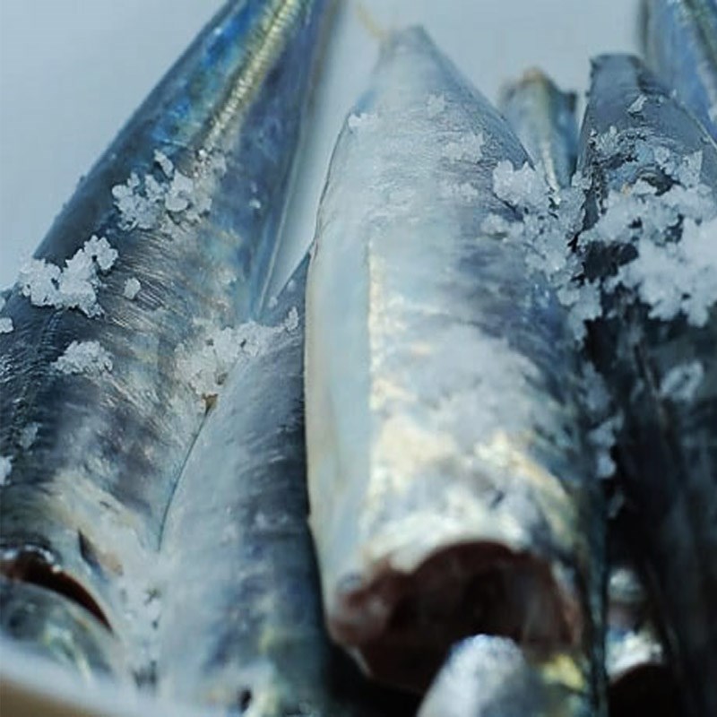 Step 1 Prepare the ingredients for Mackerel braised in coconut water (recipe shared by a user)