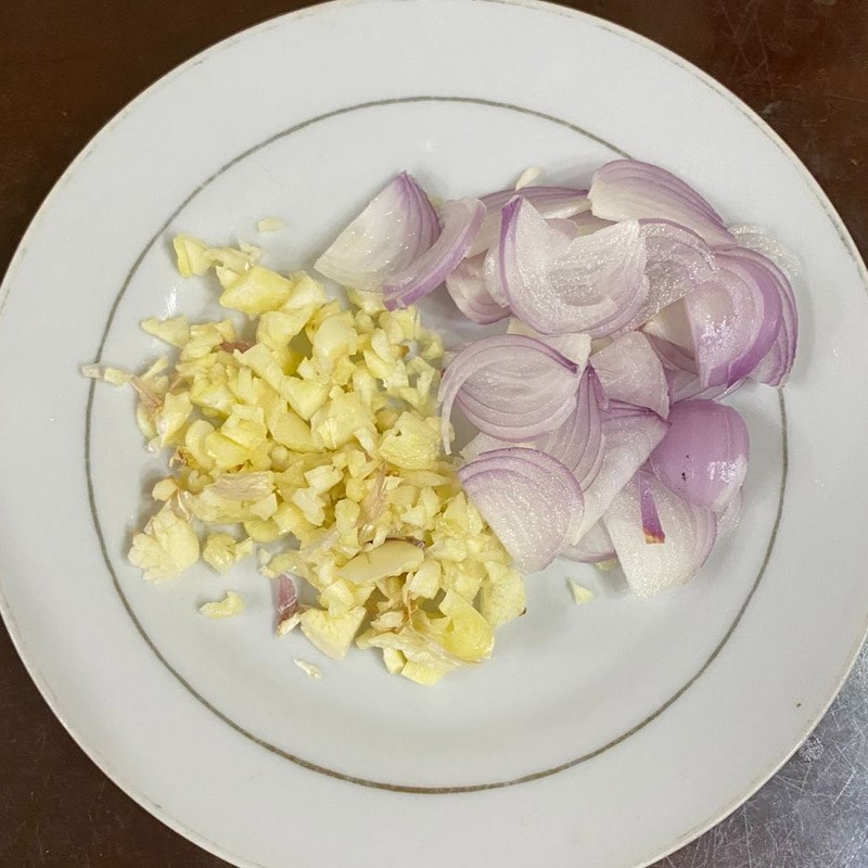 Step 1 Prepare ingredients for Mackerel stewed in coconut water (recipe shared by a user)