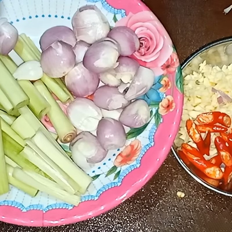 Step 1 Prepare the ingredients for Braised Coconut Heart