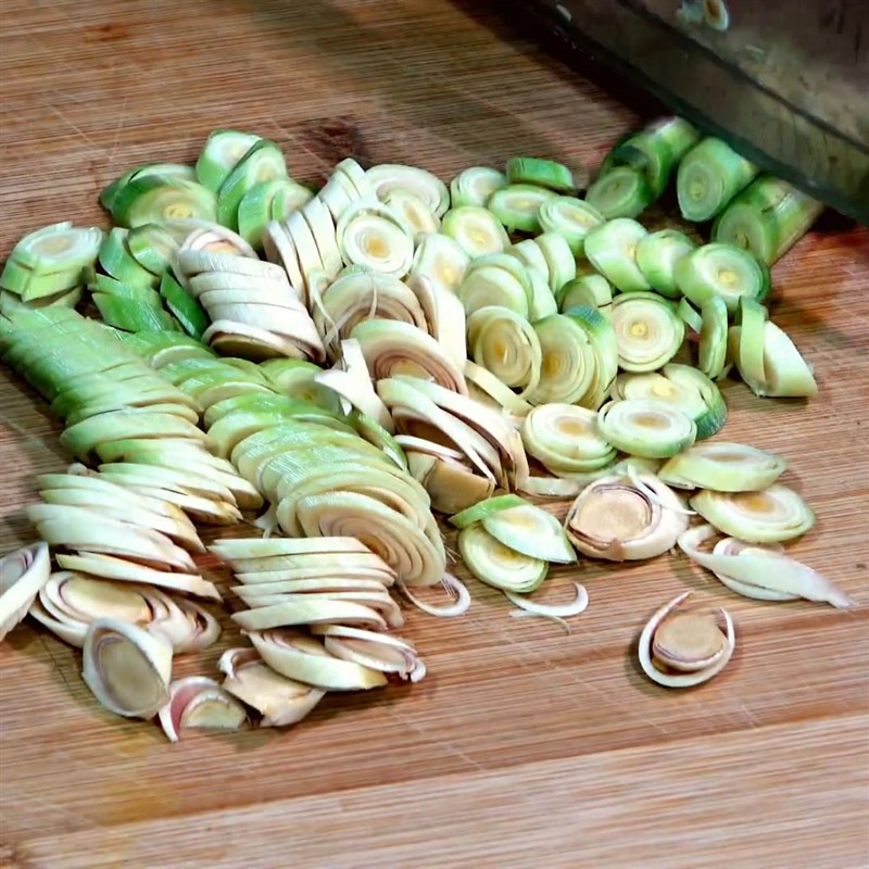 Step 1 Prepare Ingredients for Grilled Pork Leg with Mac Mat Leaves