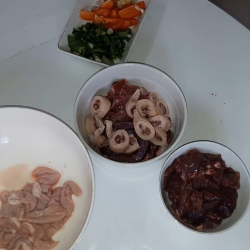 Step 1 Prepare the ingredients for Pig Intestines Soup