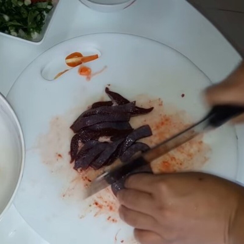 Step 1 Prepare the ingredients for Pig Intestines Soup