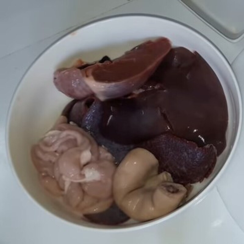 Step 1 Prepare the ingredients for Pig Intestines Soup