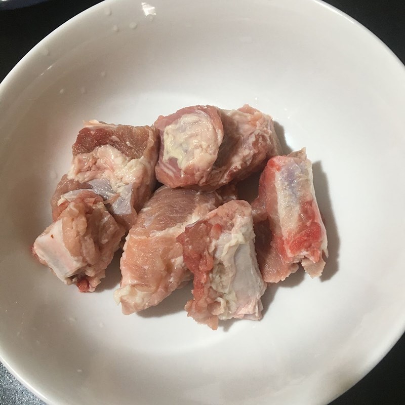 Step 1 Prepare the ingredients for seaweed soup with pork bones