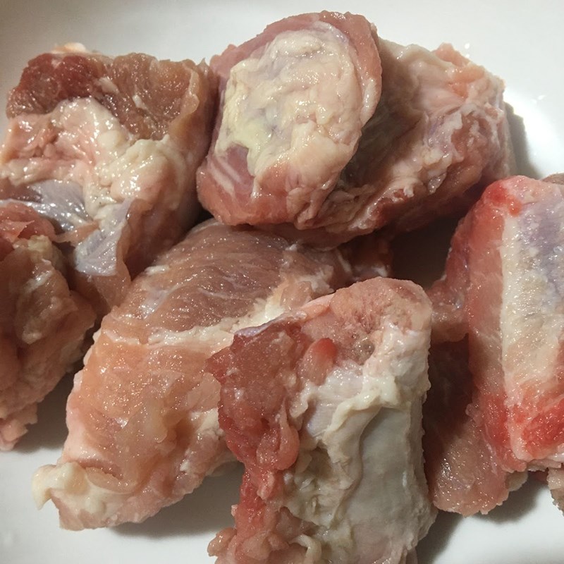 Step 1 Prepare the ingredients for seaweed soup with pork bones
