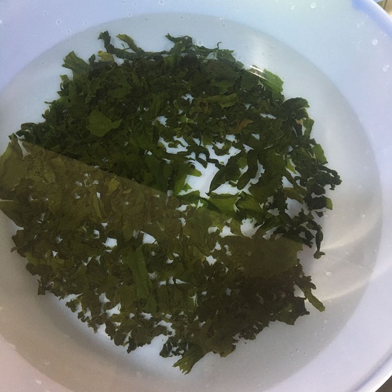 Step 1 Prepare the ingredients for seaweed soup with pork bones