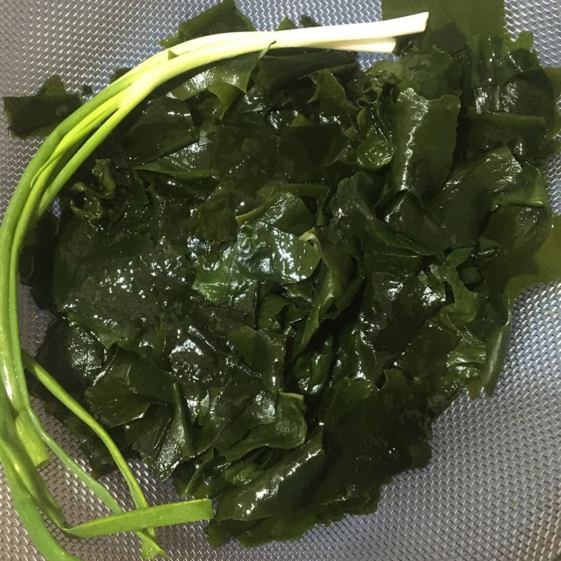 Step 1 Prepare the ingredients for seaweed soup with pork bones