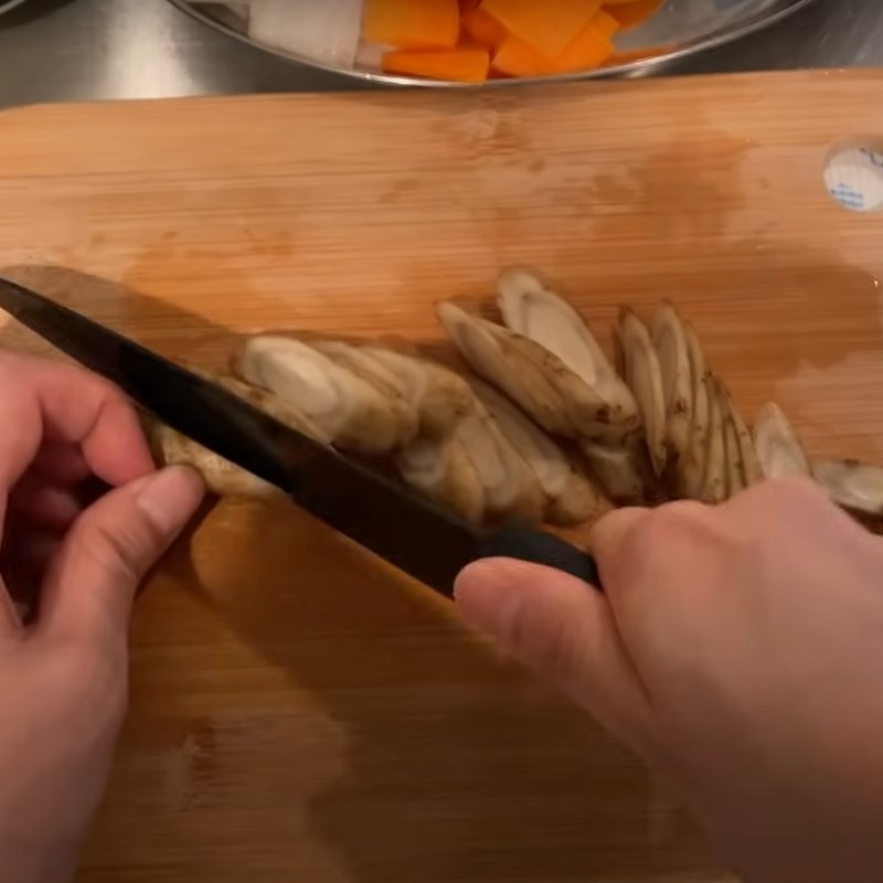 Step 1 Prepare the ingredients for Pork Miso Soup (Tonjiru)