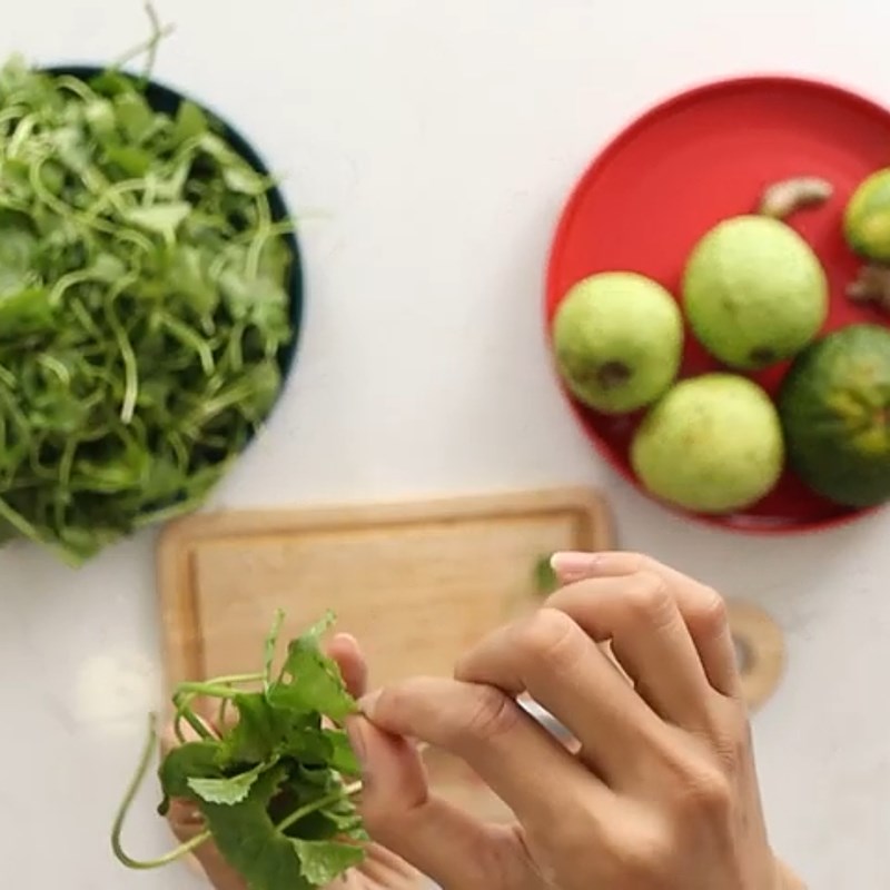 Step 1 Prepare the ingredients for Pennywort, Guava and Orange Juice