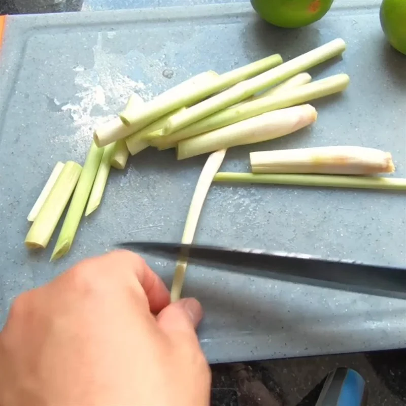 Step 1 Prepare the ingredients for Pear Lemon Grass Drink