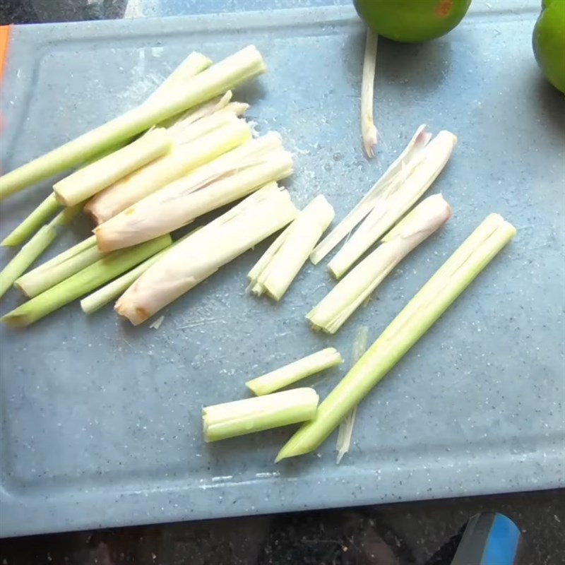 Step 1 Prepare the ingredients for Pear Lemon Grass Drink