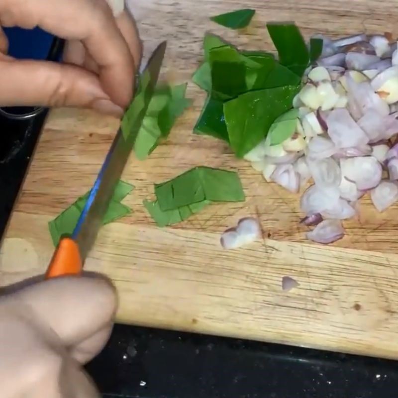 Step 1 Prepare the ingredients for Garlic Stir-Fried Fig
