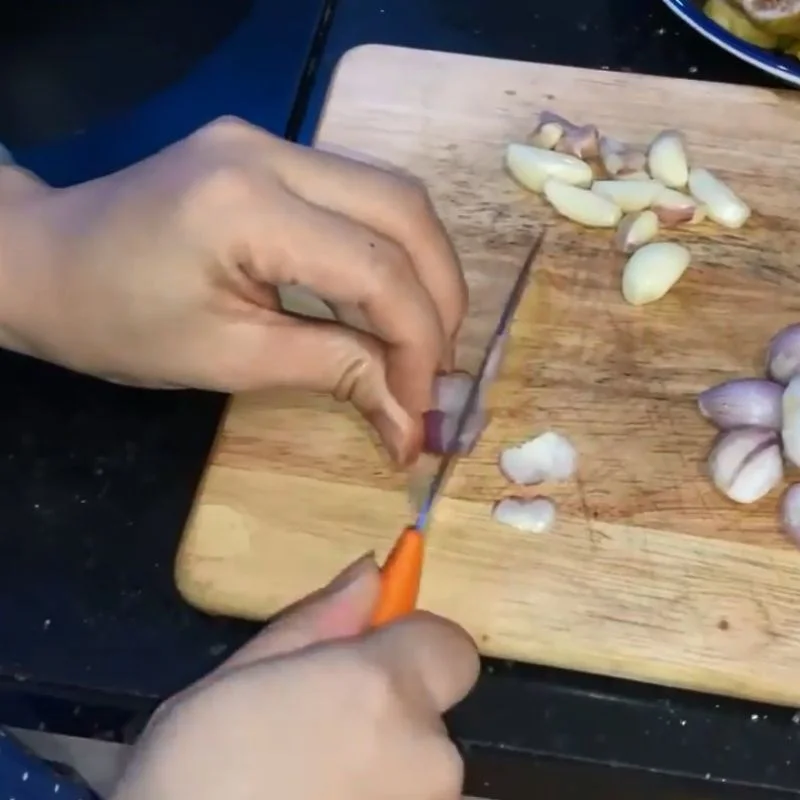 Step 1 Prepare the ingredients for Garlic Stir-Fried Fig