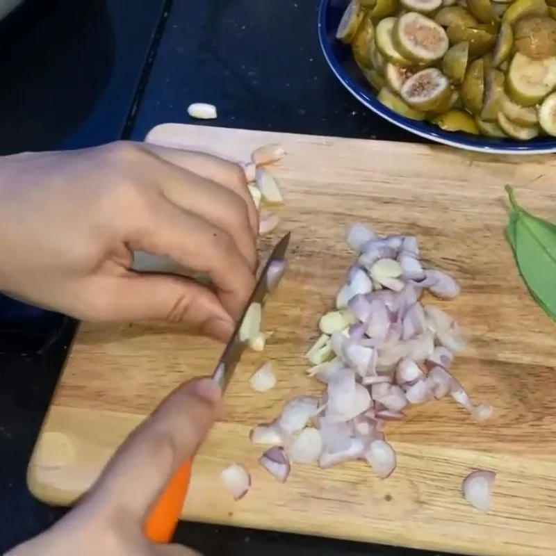 Step 1 Prepare the ingredients for Garlic Stir-Fried Fig