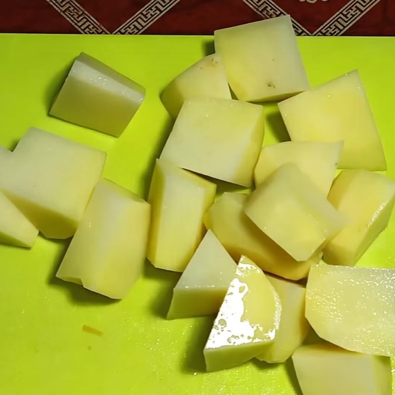 Step 3 Preparation of auxiliary ingredients for beef stew with gac