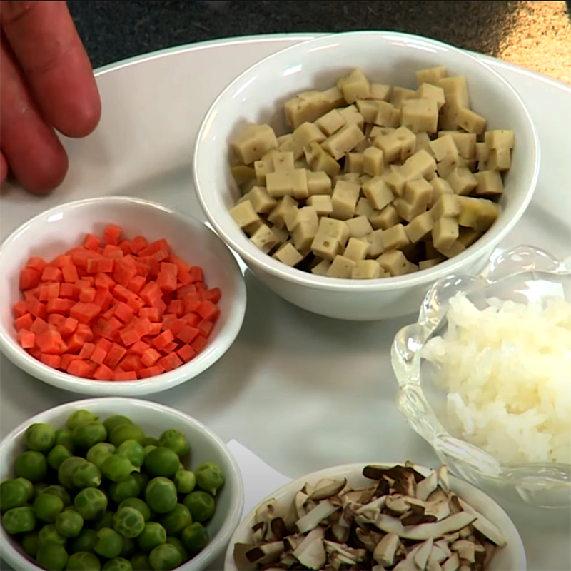Step 1 Prepare the ingredients for Vegetarian Yangzhou Fried Rice