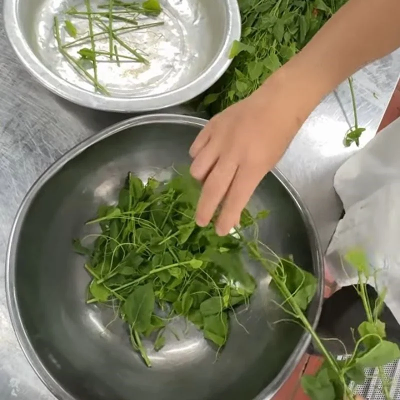 Step 1 Prepare Cowpea for Stir-Fried Cowpea with Eggs