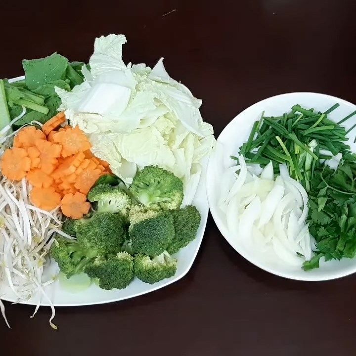 Step 1 Prepare vegetables for stir-fried razor clams with noodles