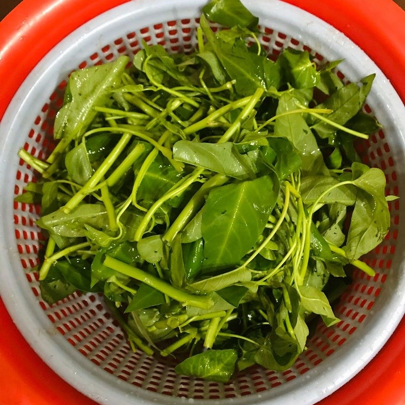 Step 1 Prepare the water spinach Stir-fried water spinach with oyster sauce