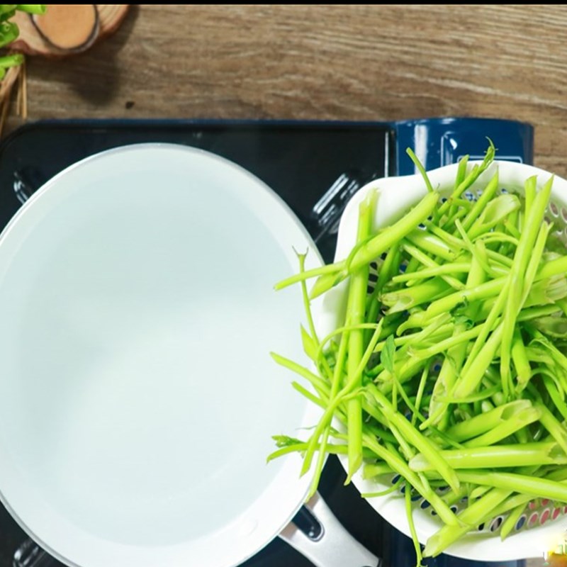 Step 2 Prepare water spinach Stir-fried water spinach with snails