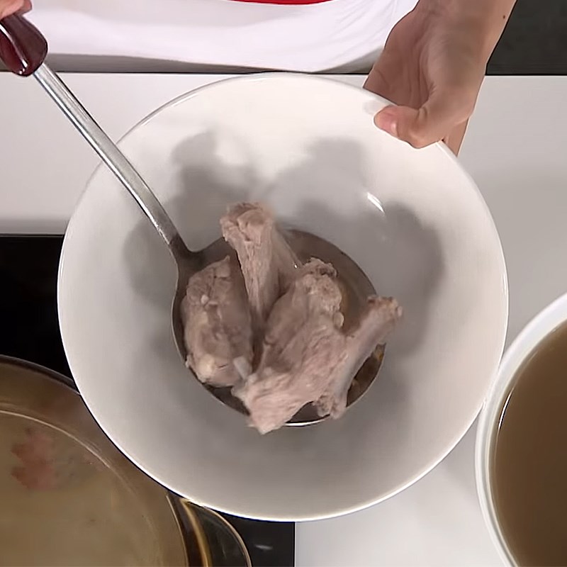 Step 1 Prepare the pork ribs for Crab noodle soup