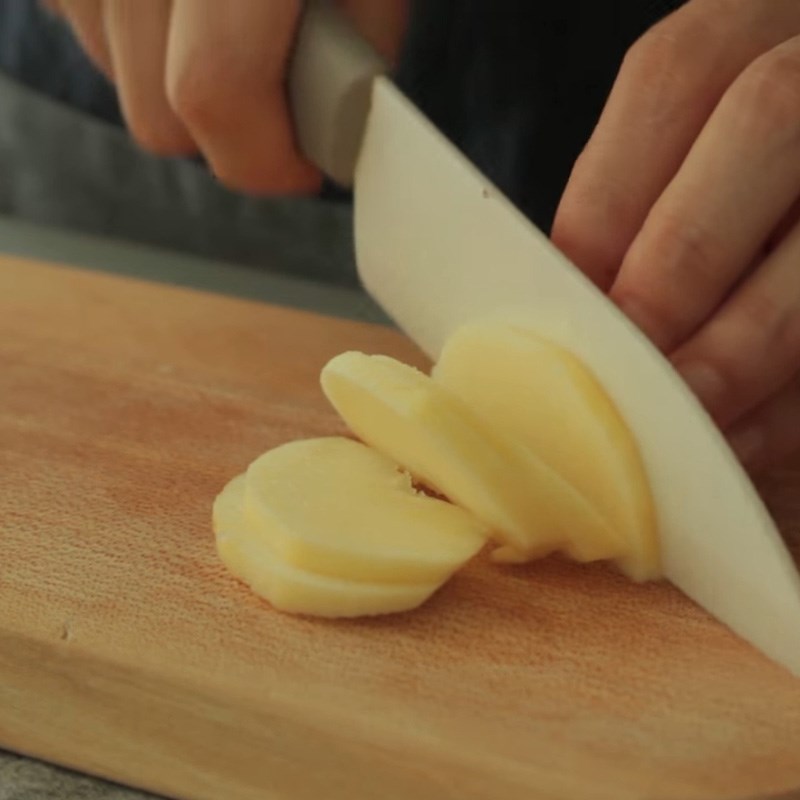 Step 2 Preparing the apples for Invisible Apple Pie