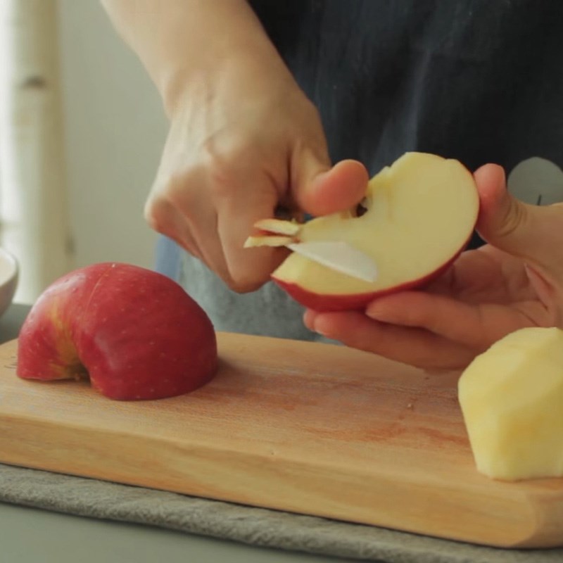 Step 2 Preparing the apples for Invisible Apple Pie