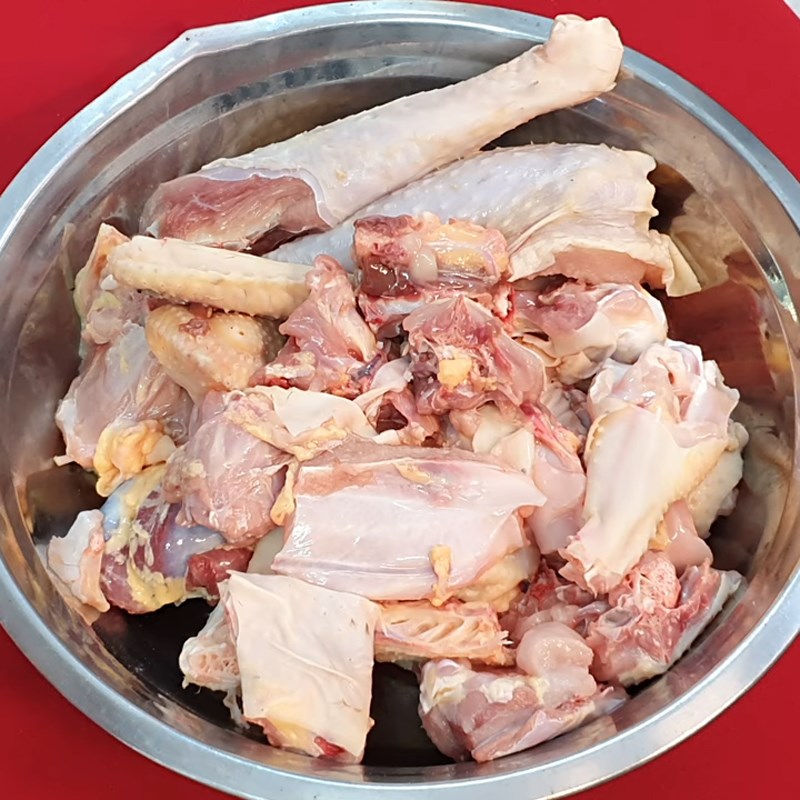 Step 1 Prepare the chicken for Green Pepper Chicken Hotpot