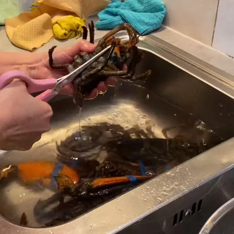 Step 1 Prepare the lobster Lobster seafood hotpot