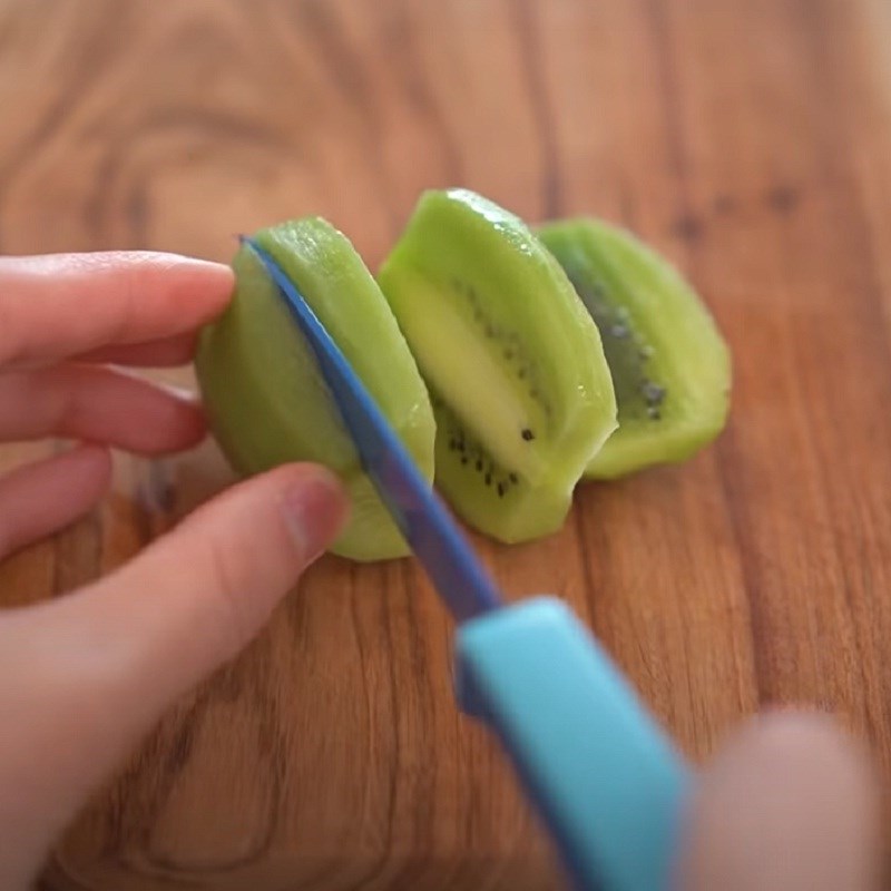 Step 1 Prepare the fruits for fruit-filled sandwich