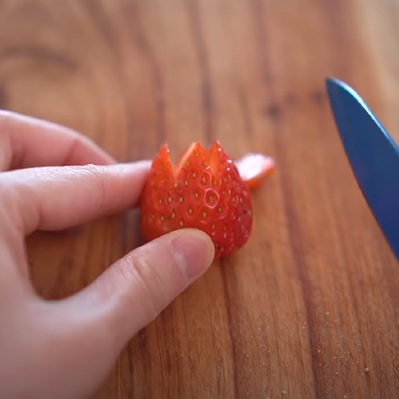 Step 1 Prepare the fruits for fruit-filled sandwich