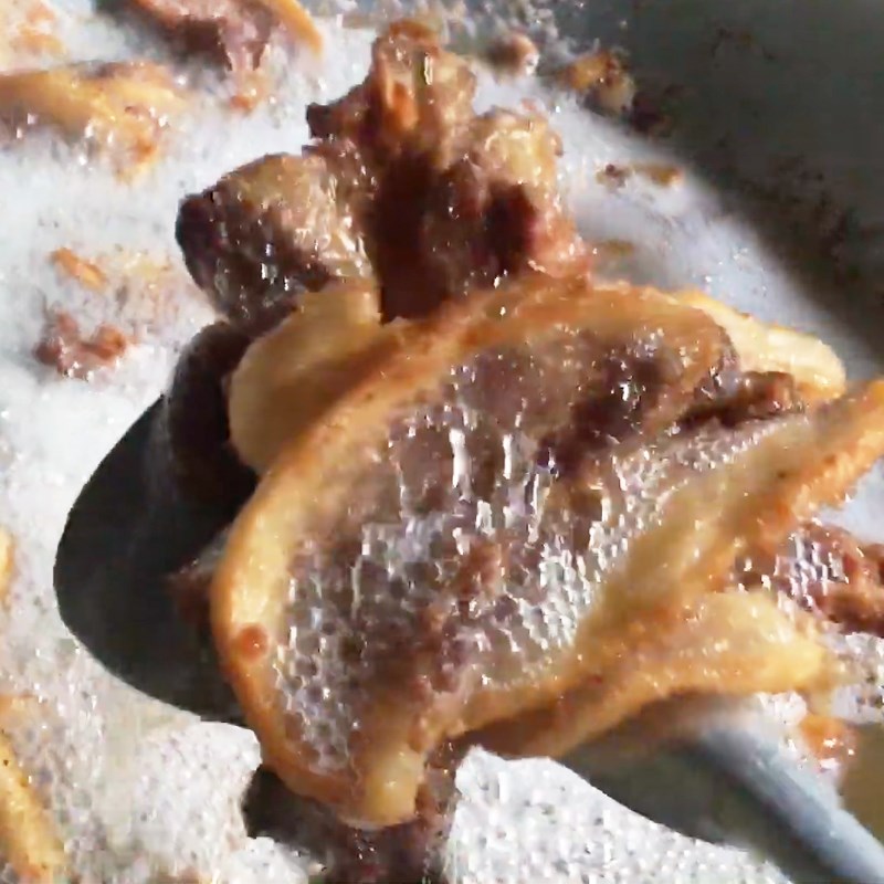 Step 1 Preprocessing and frying fat for Dry Crispy Pork Fat Cake