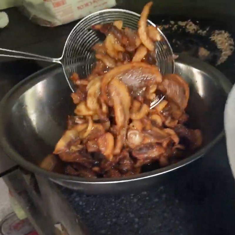 Step 1 Preprocessing and frying fat for Dry Crispy Pork Fat Cake