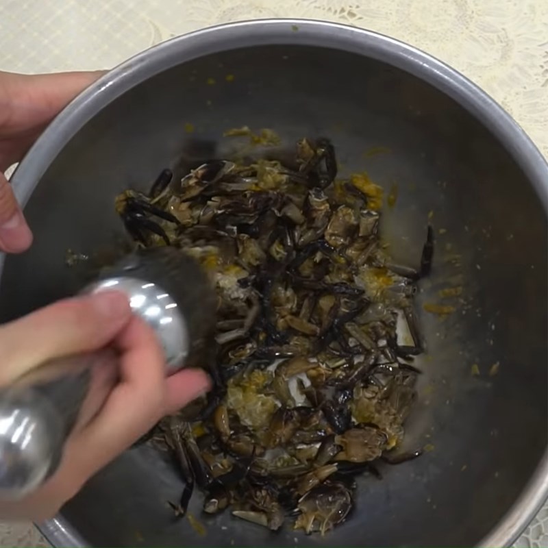 Step 4 Prepare and Pound Mud Crabs Quang Noodle Phu Chiêm