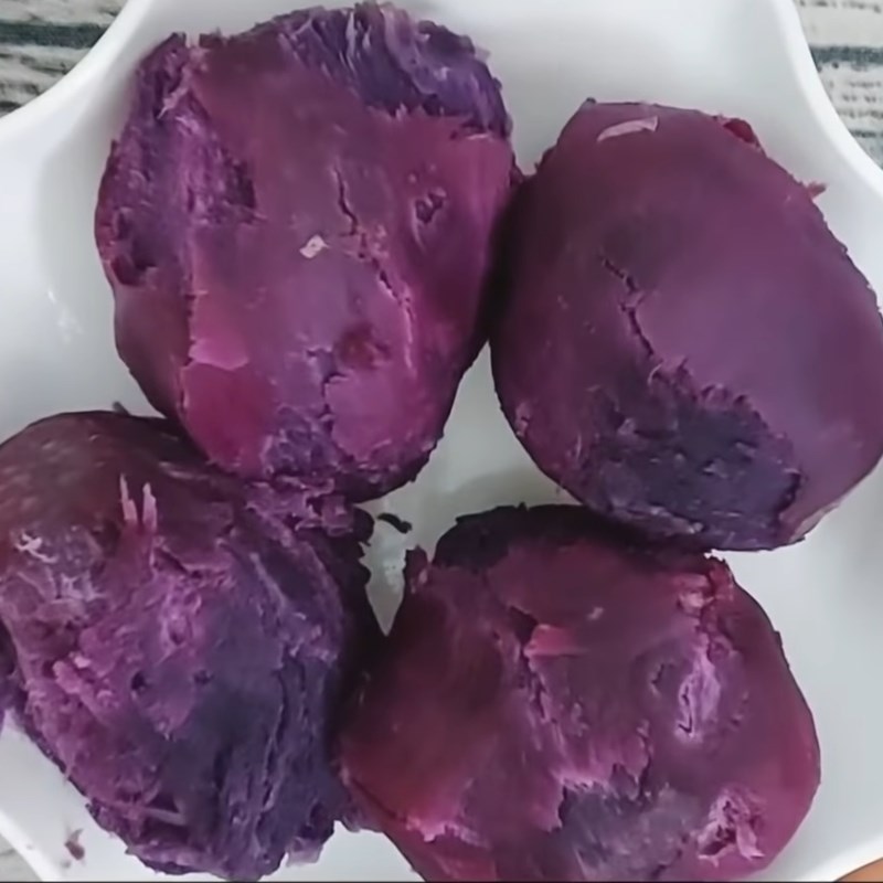 Step 1 Prepare and steam sweet potato Purple sweet potato pearls